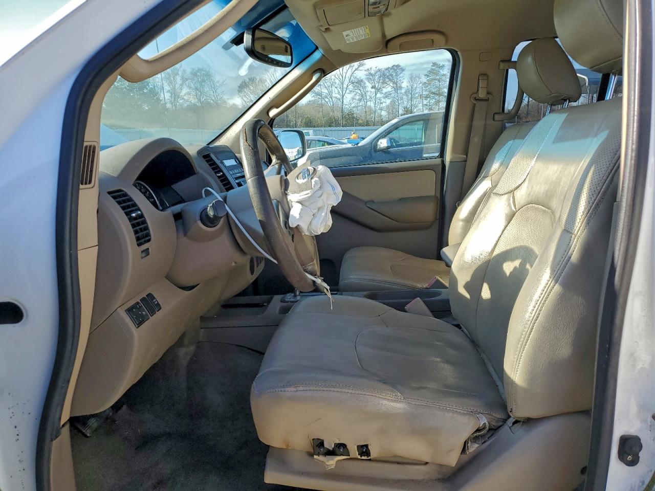 Nissan Frontier Crew Cab Se Image 8