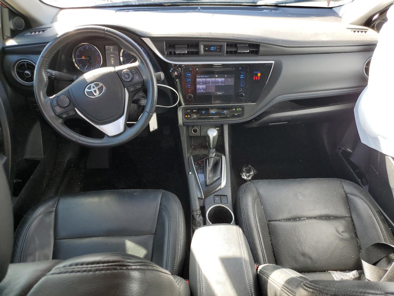 Toyota Corolla L Image 8