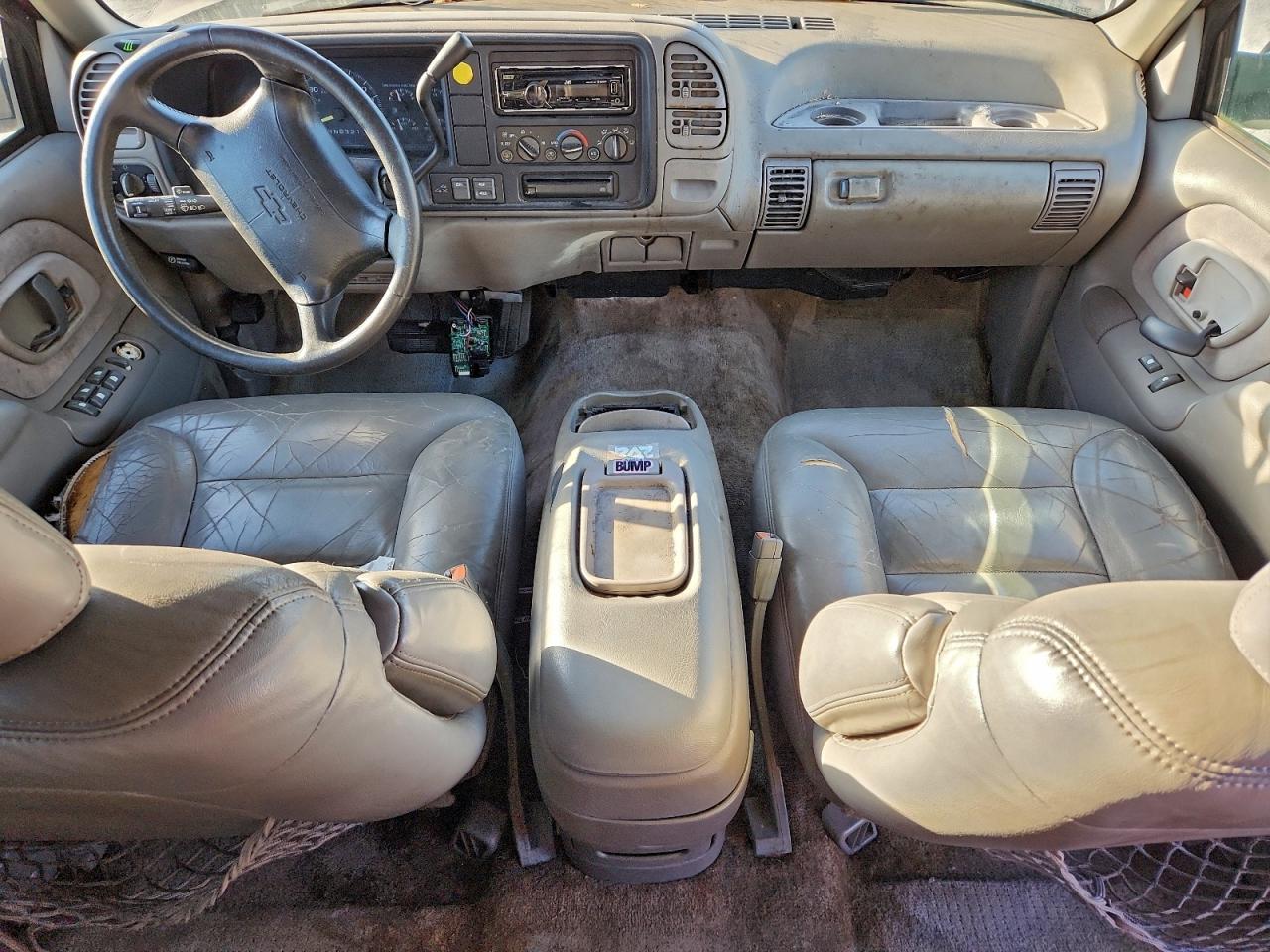 Chevrolet Suburban K1500 Image 3