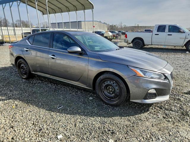 Nissan Altima S Image 2