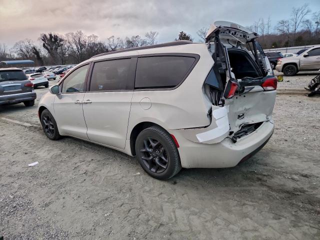 Chrysler Pacifica Touring L Image 3