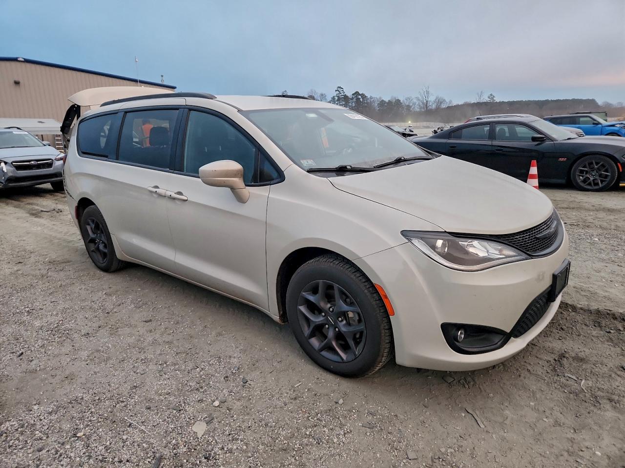 Chrysler Pacifica Touring L Image 6