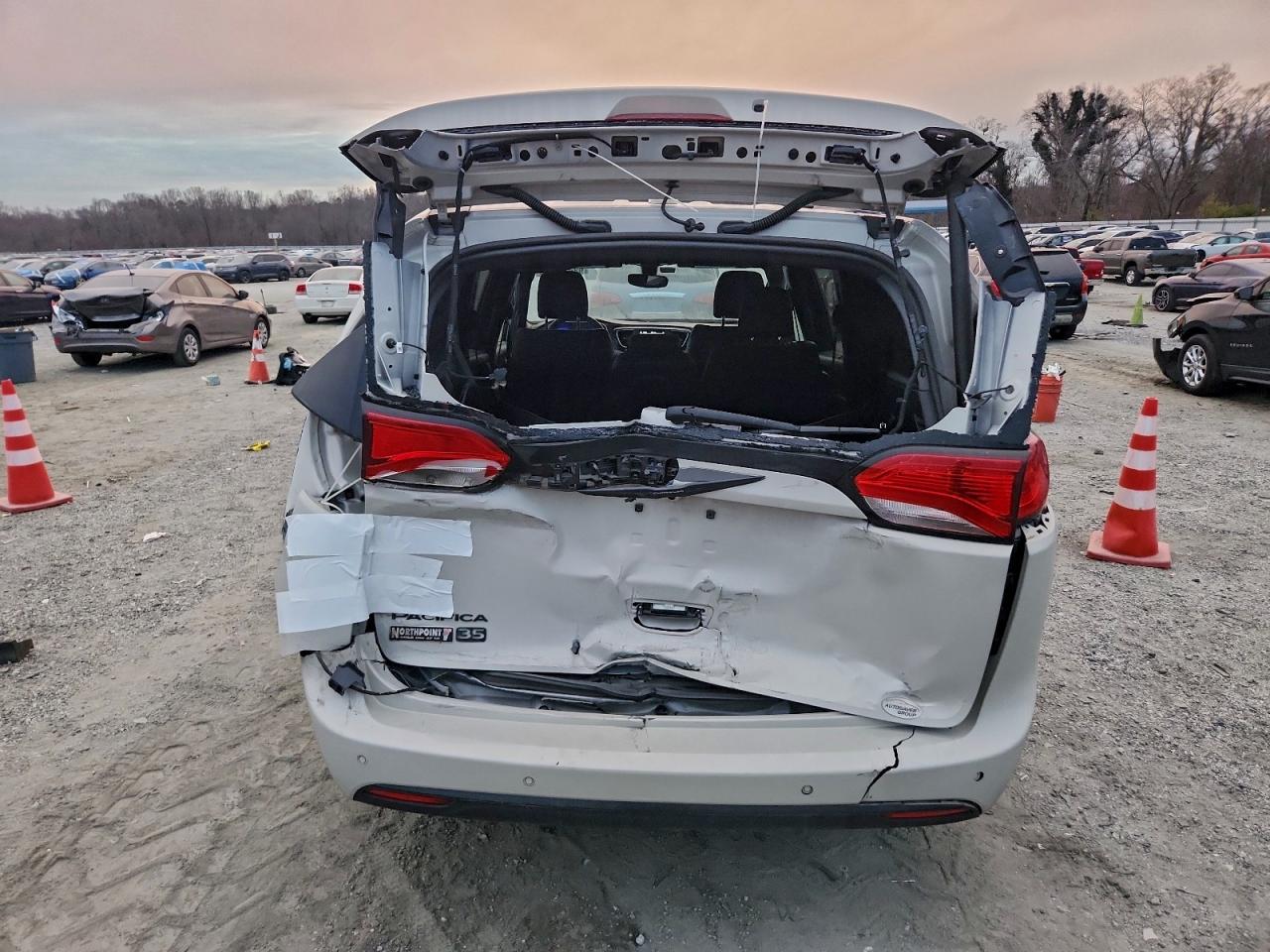 Chrysler Pacifica Touring L Image 4