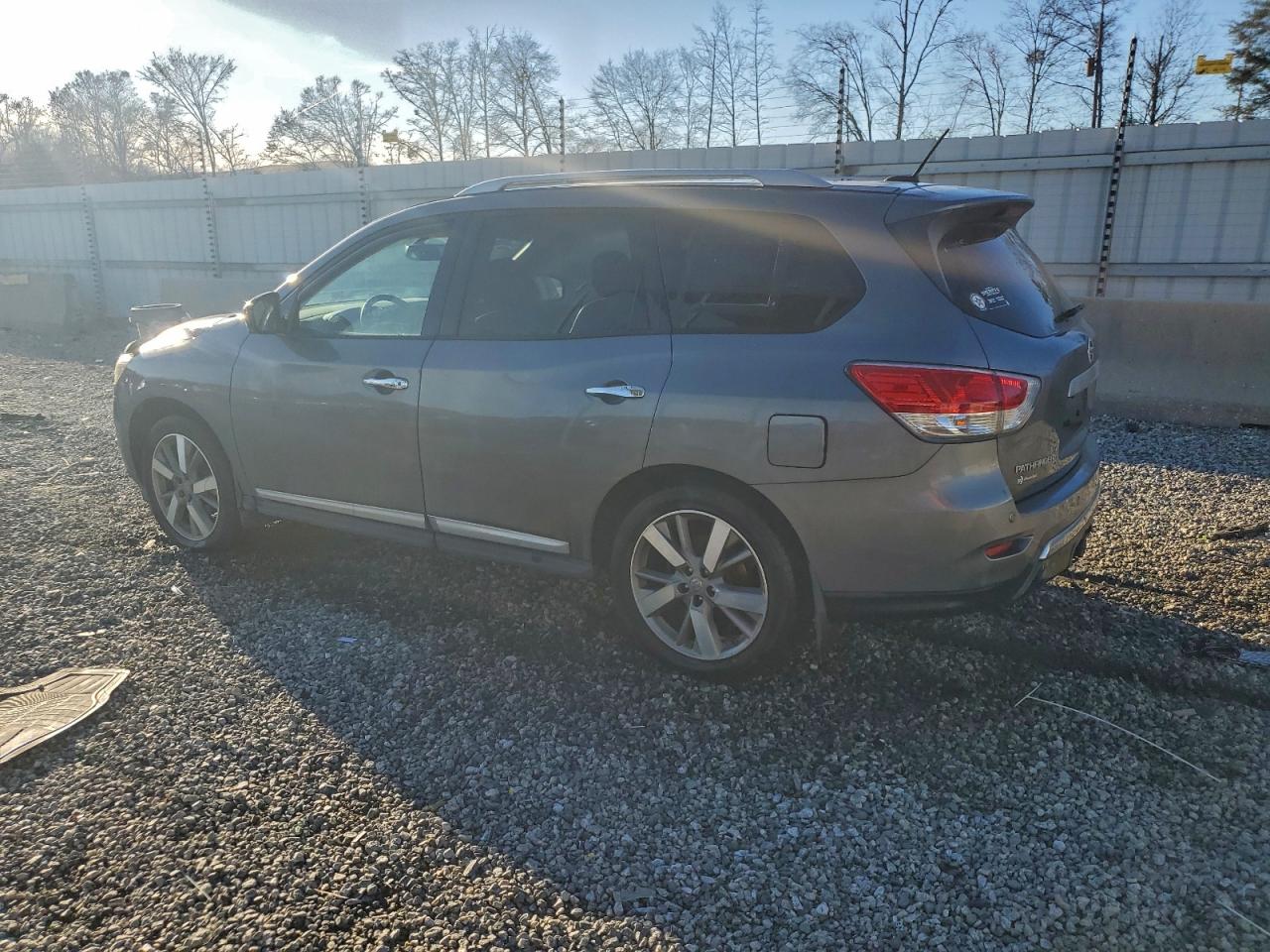 Nissan Pathfinder S Image 2