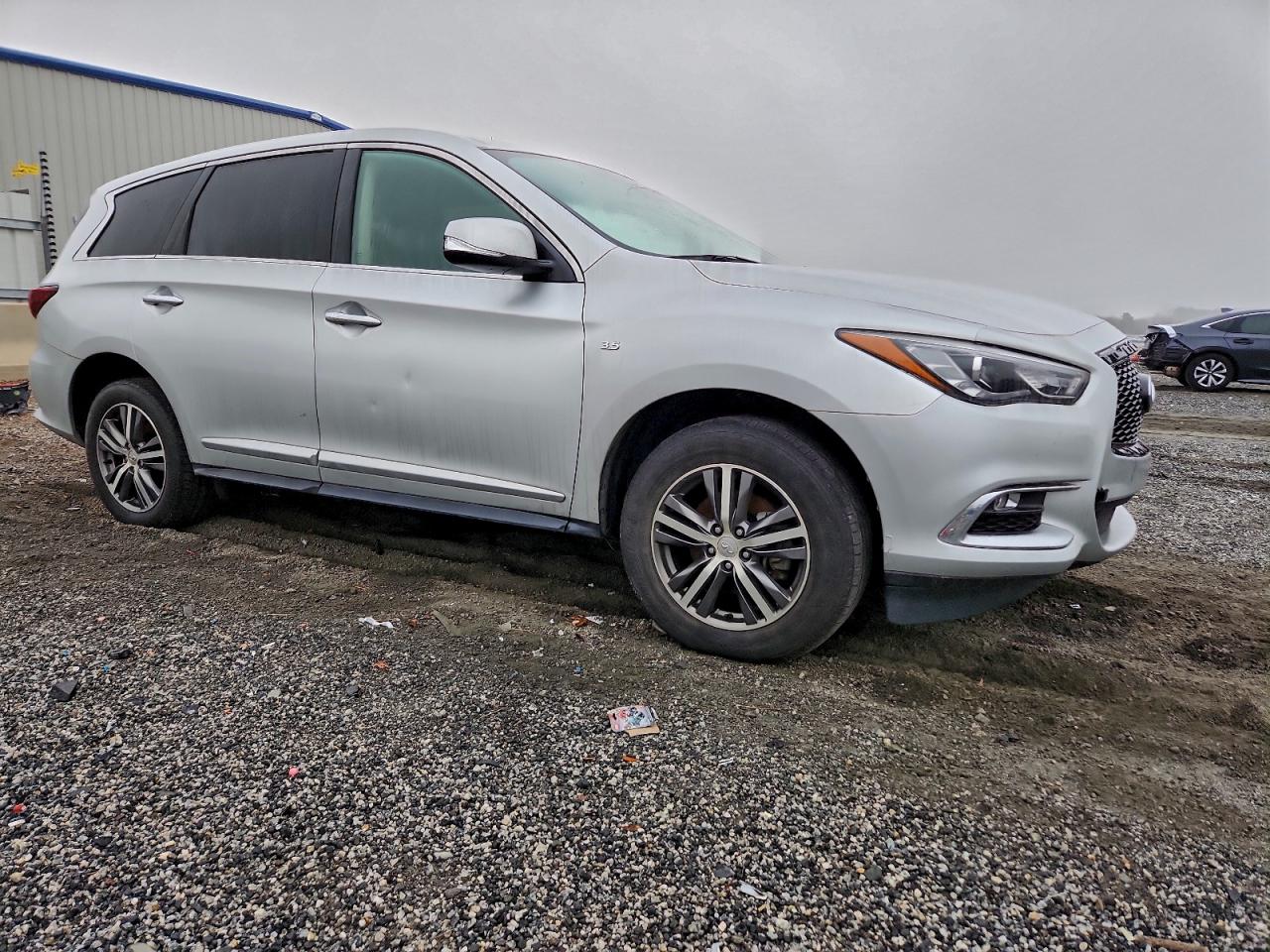 INFINITI Qx Luxe Image 3