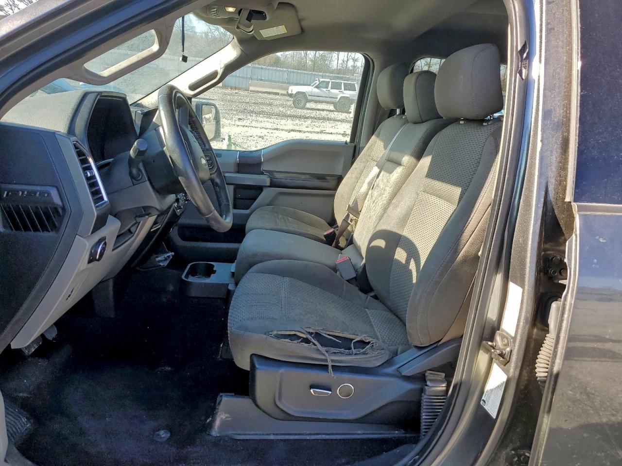 Ford F-150 Supercrew Image 8